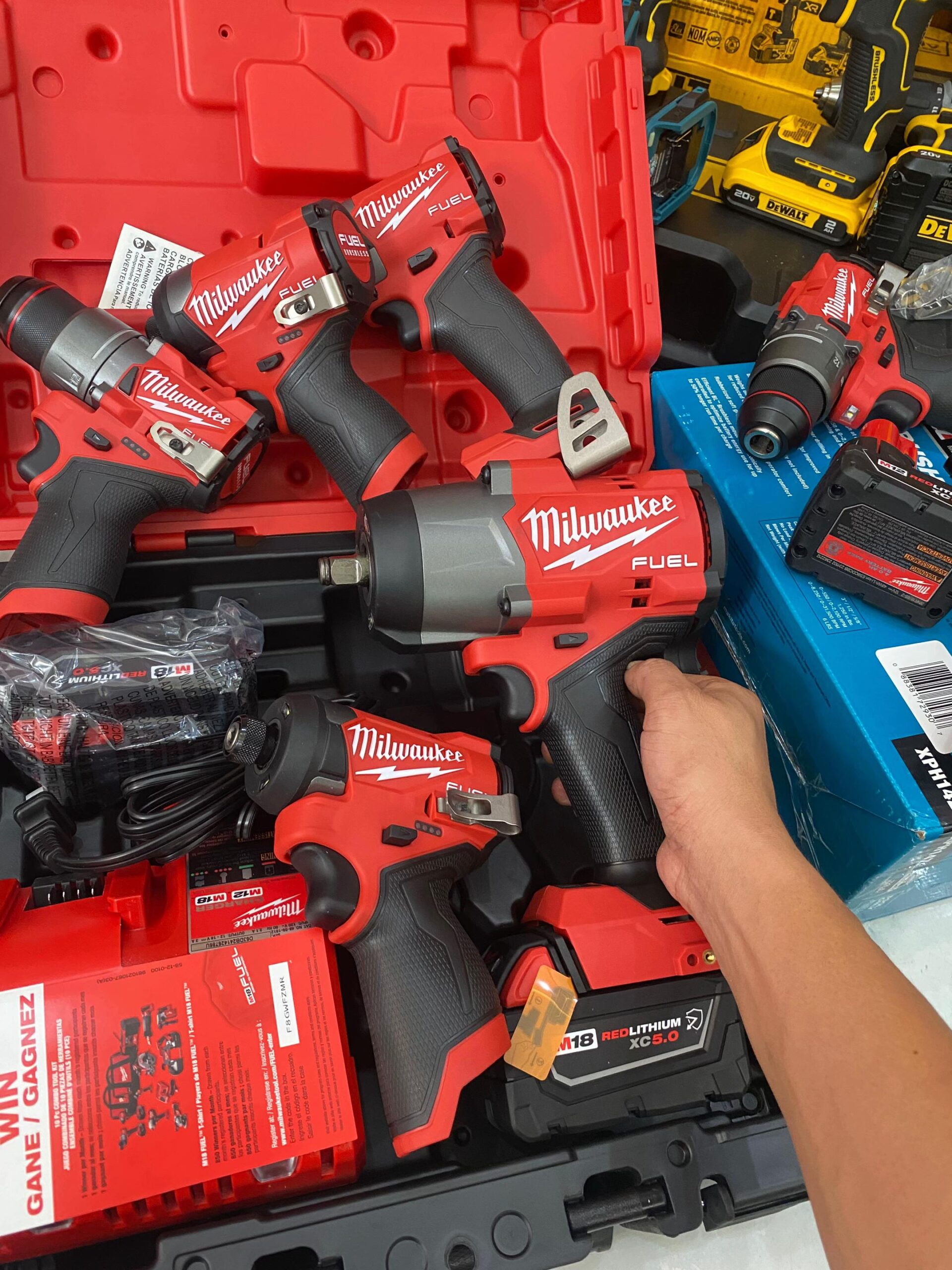 DeWalt 20V MAX, Milwaukee & Husky Hand Tools Mixed Gaylord - Image 3